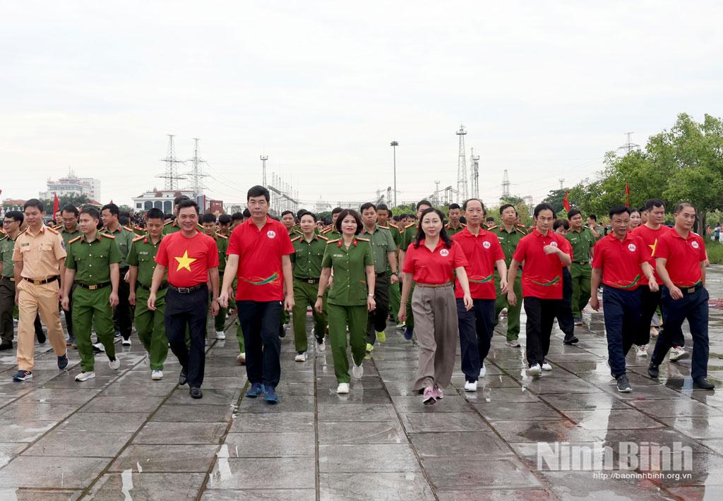 5,000 join the provincial-level walking event.