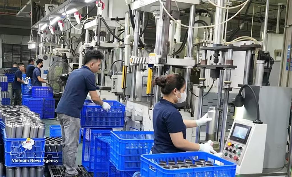 Workers at Thang Long Packing Import-Export and Production JSC in Tu Son ward, Bac Ninh province. (Photo: VNA)