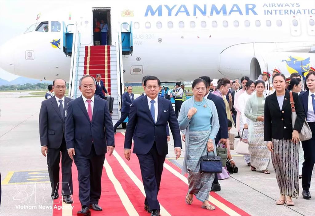 President of the Republic of the Union of Myanmar Min Aung Hlaing and his spouse are welcomed at the Noi Bai International Airport in Hanoi (Photo: VNA)