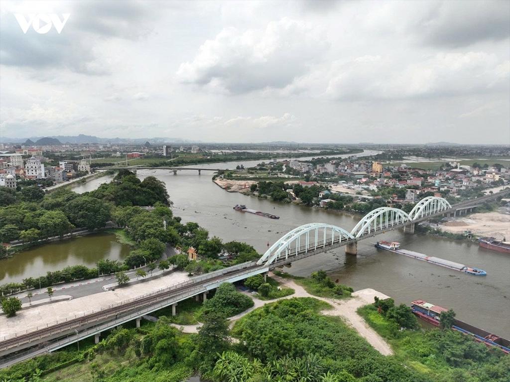 The Day River is expected to become a key spatial axis in the emerging urban structure.