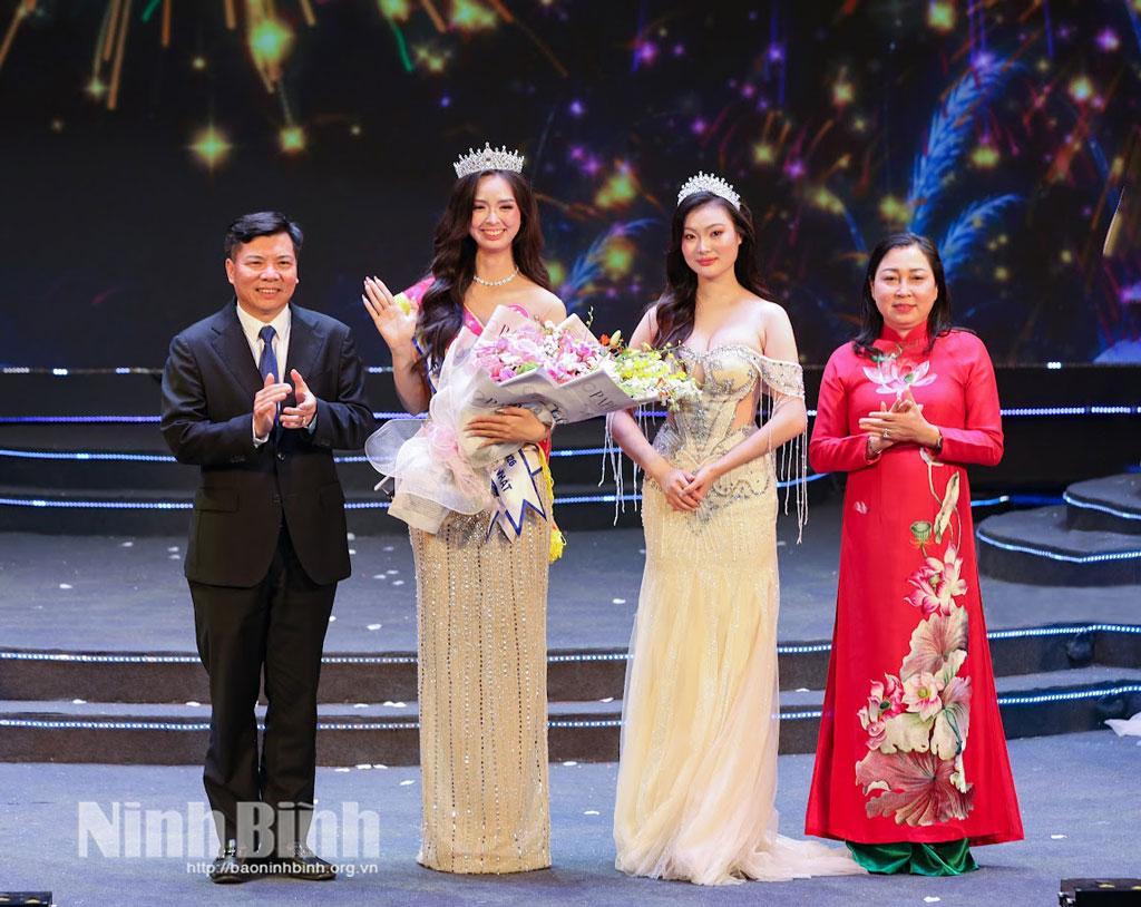 Do Thi Thao (second from the left) crowns Miss Hoa Lu 2026 beauty pageant.