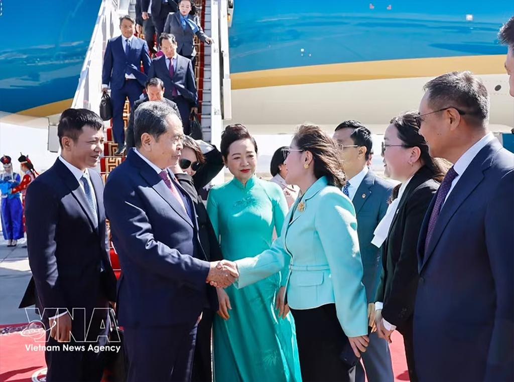 Chairwoman of the Vietnam - Mongolia Friendship Parliamentary Group (VMFPG) Judagiin Bayarmaam and Mongolian officials welcome President of the National Assembly Tran Thanh Man and his spouse at Chinggis Khan Aiport, Ulaanbaatar on September 9 noon (local time). (Photo: VNA)