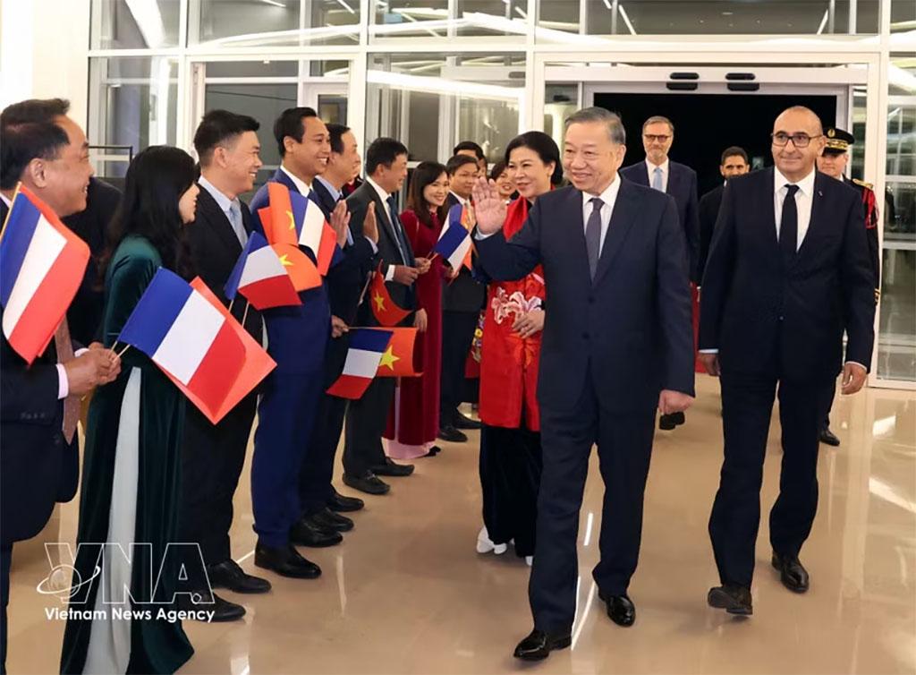 General Secretary of the Communist Party of Vietnam Central Committee and President To Lam and his spouse are welcomed at Orly Airport by the Vietnamese Embassy staff and members of the Vietnamese community in France early in the morning of September 10. (Photo: VNA)