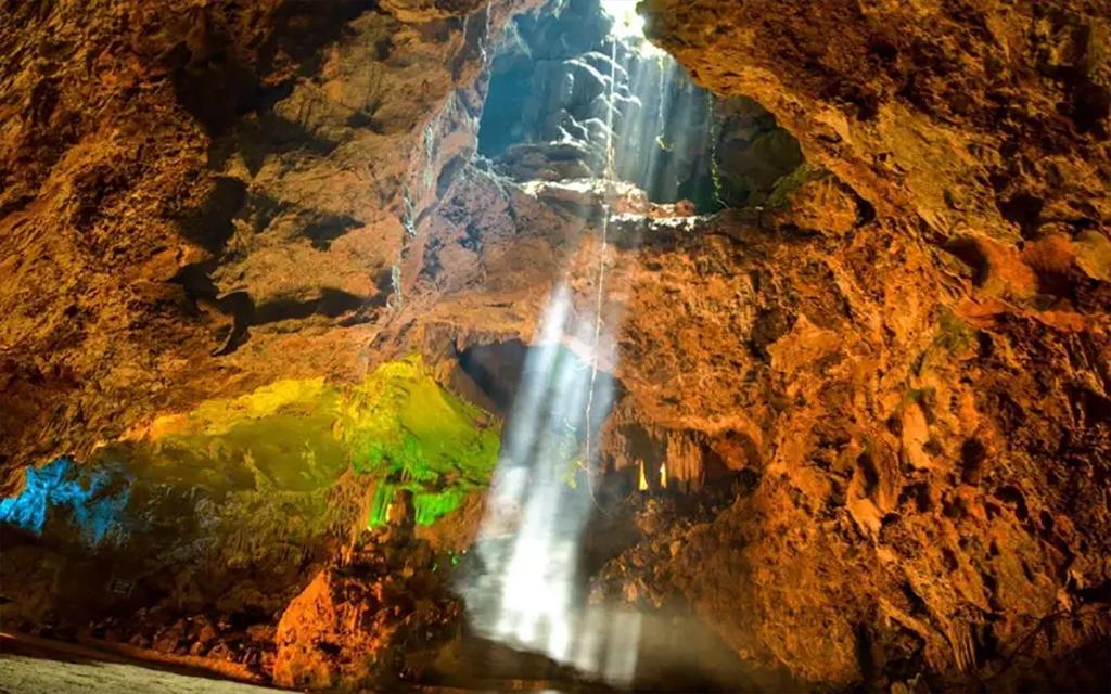 The “skylight” in dry cave area.