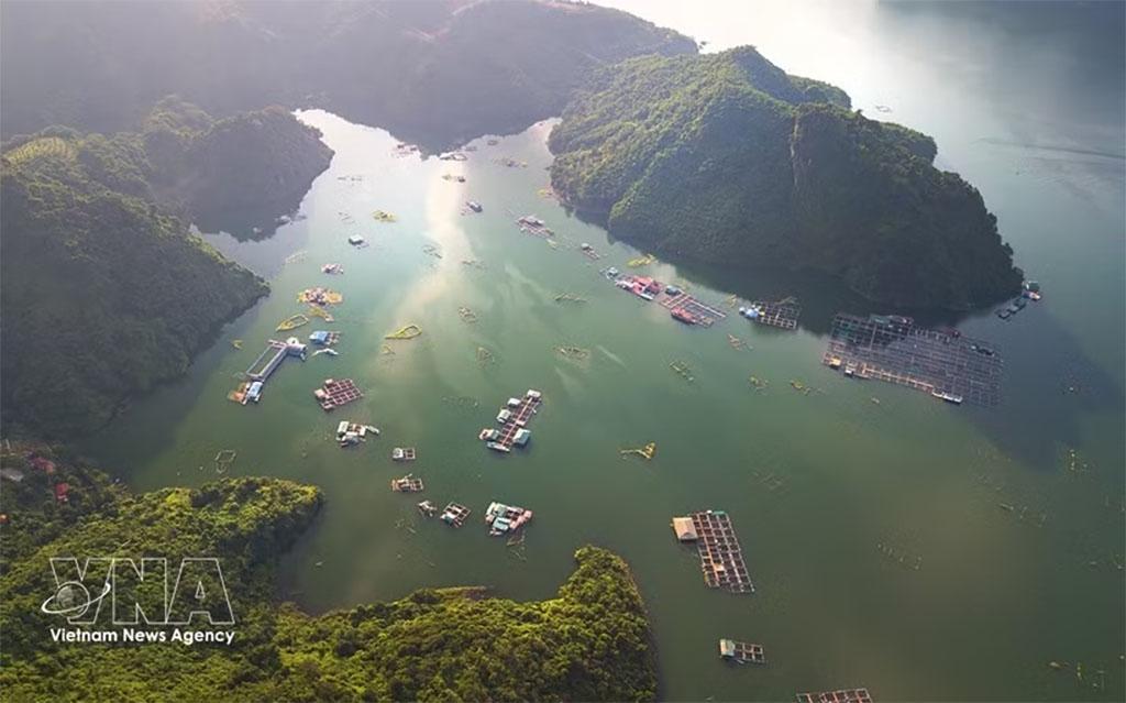 With its crystal-clear blue waters and majestic scenery, the Hoa Binh hydropower reservoir in Phu Tho province has become a must-visit destination (Photo: VNA)