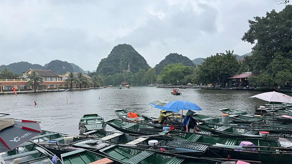 Heavy rain has caused the suspension of many waterway tours in Trang An.