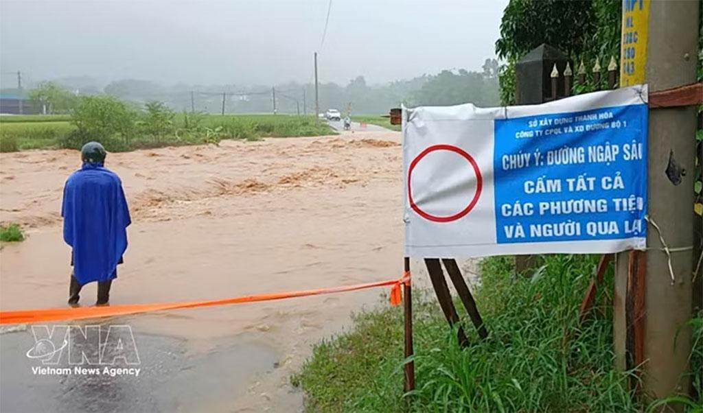 A section of a road in mountainous Thanh Hoa province is submerged under deep floodwaters. Photo: VNA