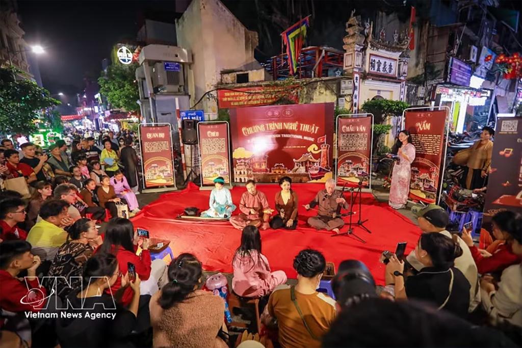 Excerpts from tuong (classical dramma), cheo (traditional Vietnamese opera), xam (blind buskers’ singing), and chau van (ritual singing) performed at the Traditional Arts Space in Hanoi’s Old Quarter have attracted great interest from local residents and tourists (Photo: VNA)