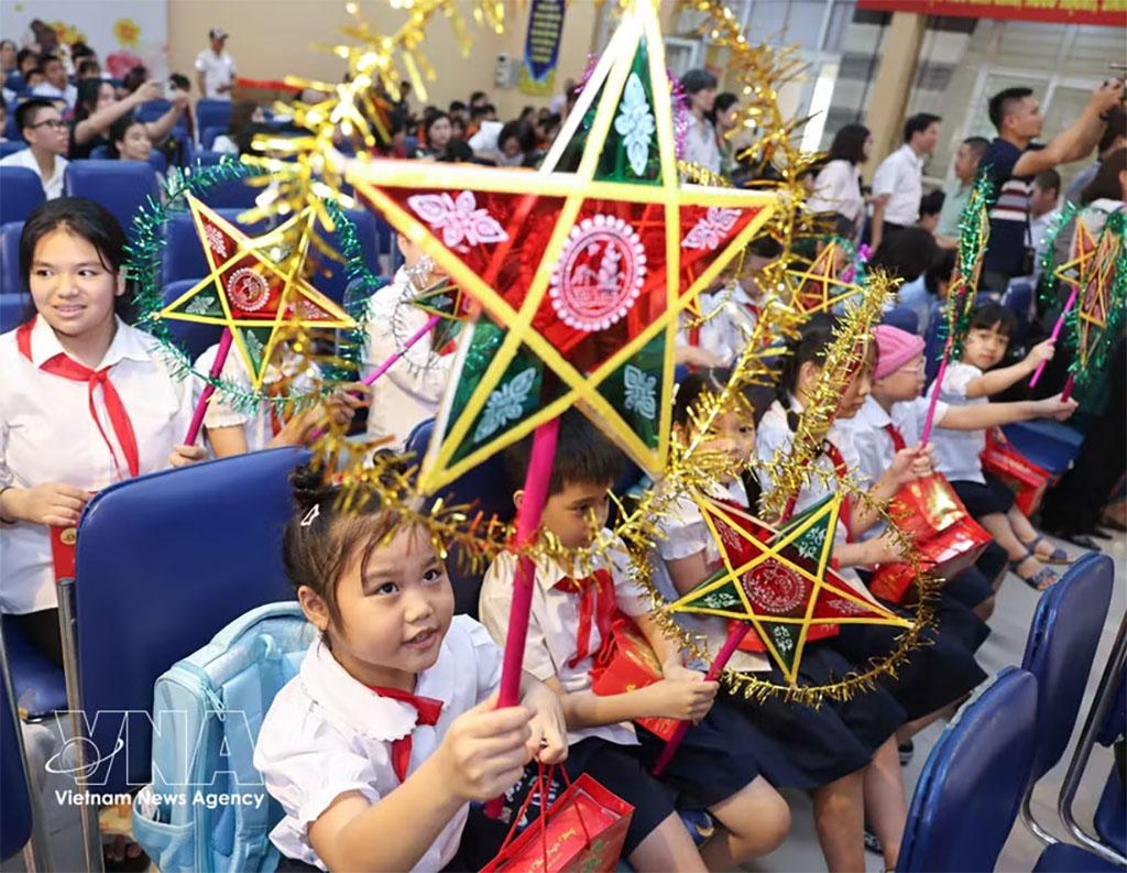 A joyful atmosphere: Students at specialised schools across Hanoi enjoy warm and festive Mid-Autumn Festival celebrations. (Photo: VNA)