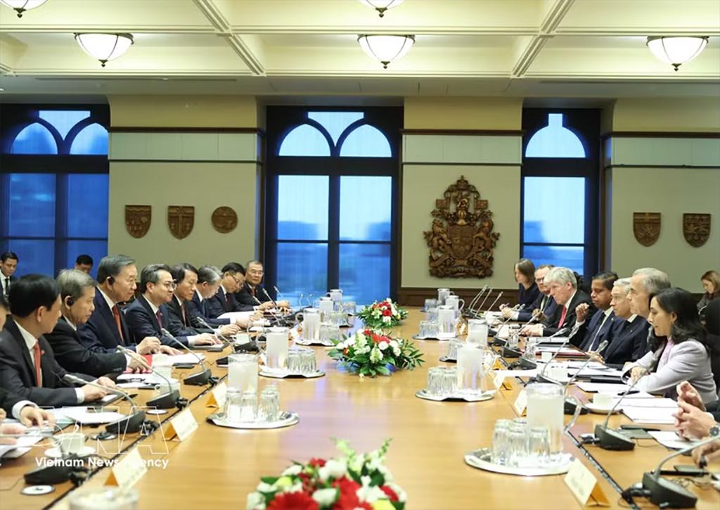 General Secretary of the Communist Party of Vietnam Central Committee and President To Lam holds talks with Canadian Prime Minister Mark Carney in Ottawa on September 24 (local time). Photo: VNA