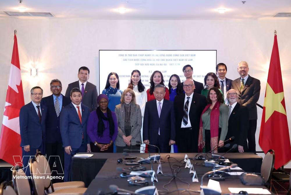 General Secretary of the Communist Party of Vietnam Central Committee and President To Lam and delegates pose for a photo at the meeting. (Photo: VNA)