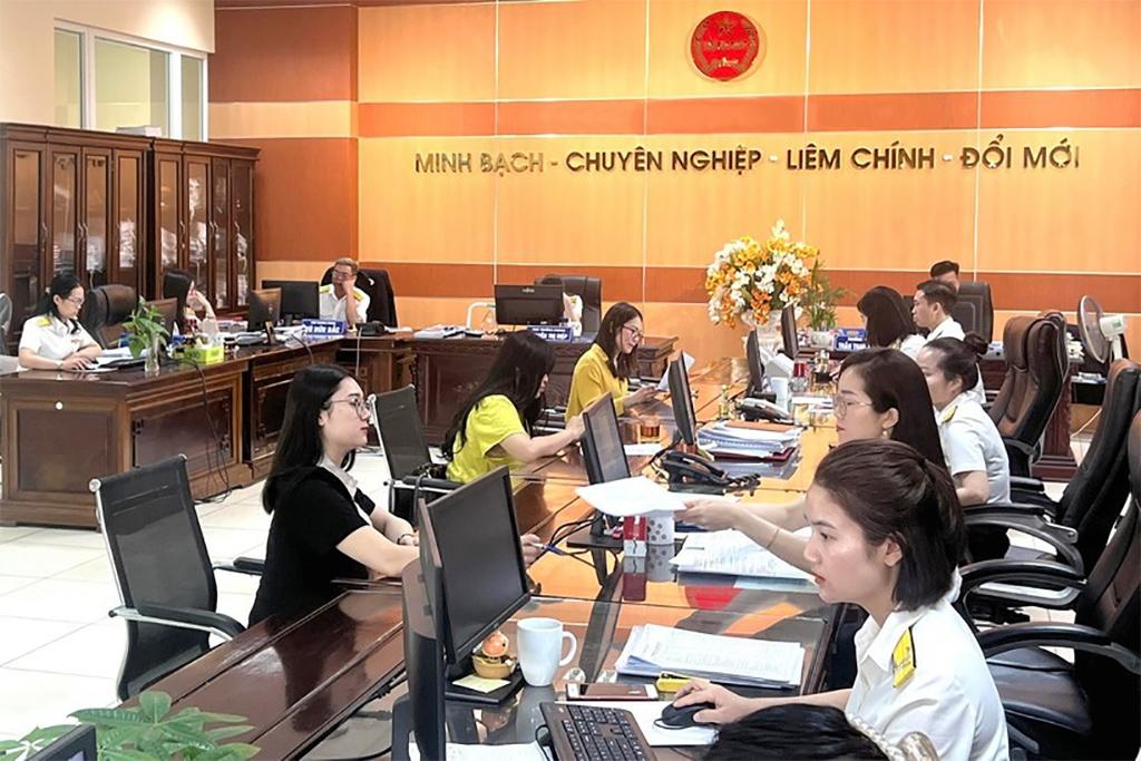 Domestic revenue accounts for 1,158.4 trillion VND, or 69.4% of the yearly estimate. (Photo: VNA)