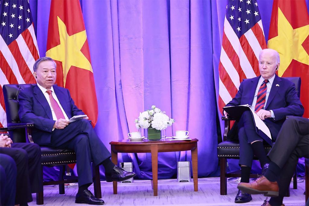 General Secretary of the Communist Party of Vietnam Central Committee and State President To Lam (left) and US President Joe Biden hold talks in New York on September 25, 2024 during the former's trip to the US to attend the United Nations Summit of the Future and the High-Level General Debate of the 79th session of the UN General Assembly. (Photo: VNA)