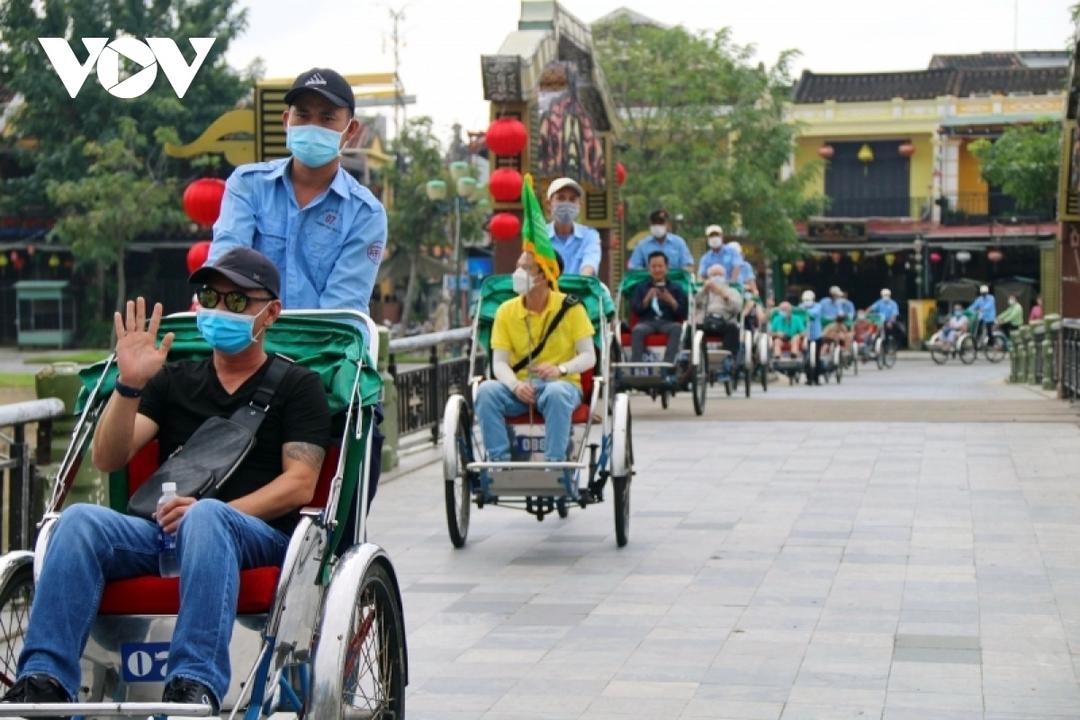Vietnam welcomes 2.95 million foreign tourists over 11-month period