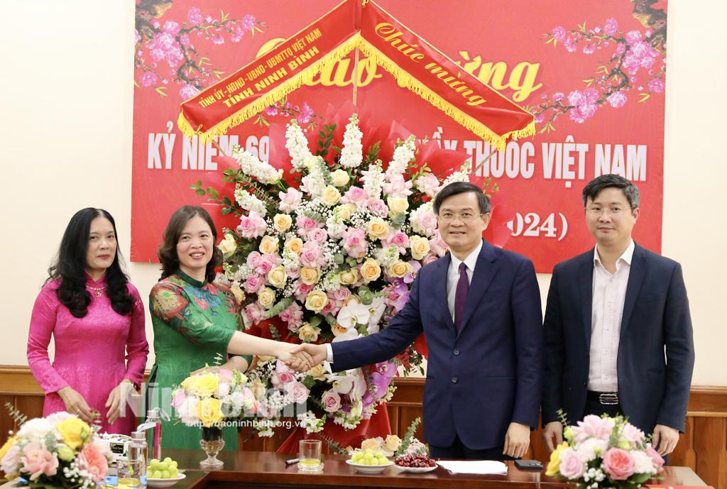 Provincial leaders congratulates medical workers on Vietnamese Doctor day