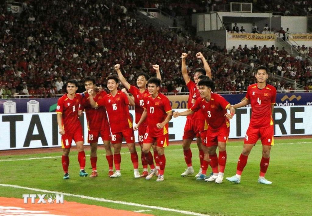 Vietnamese players celebrate Cong Phuong’s goal. (Photo: VNA)