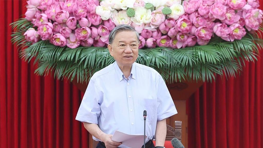 Party General Secretary To Lam speaks at the working session on July 30, discussing the draft documents to be submitted to the 14th National Party Congress. (Photo: VNA)
