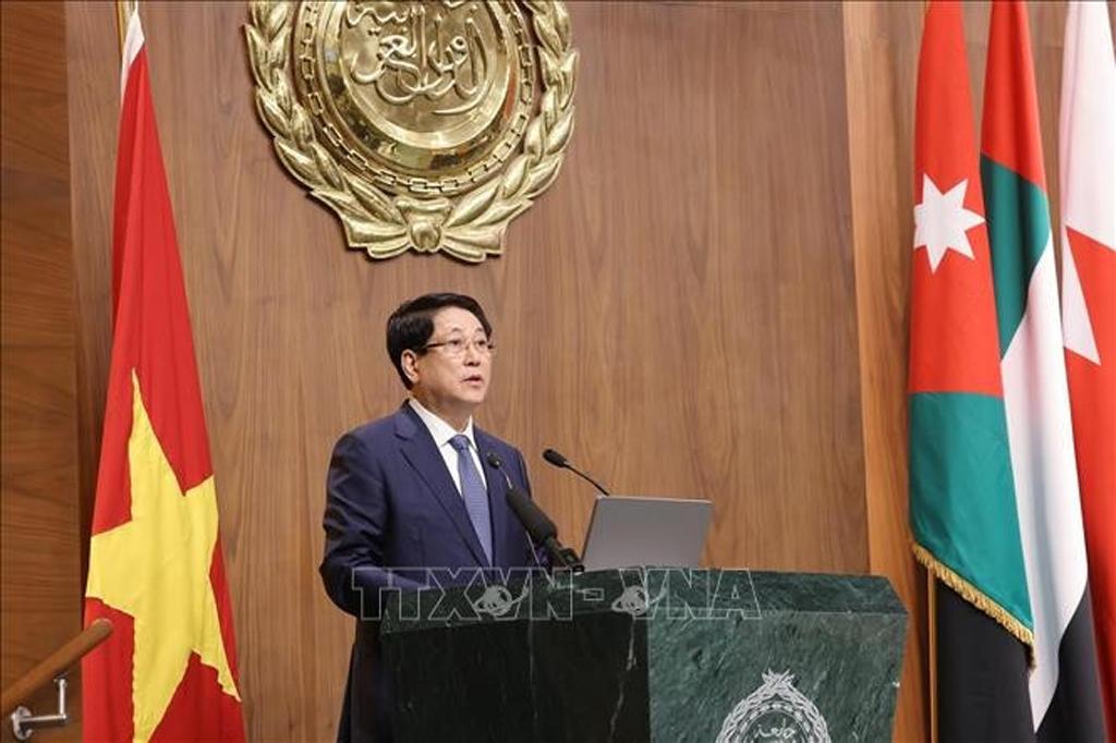 State President Luong Cuong delivers a policy address at the League of Arab States’ headquarters in Cairo on August 4. (Photo: VNA)