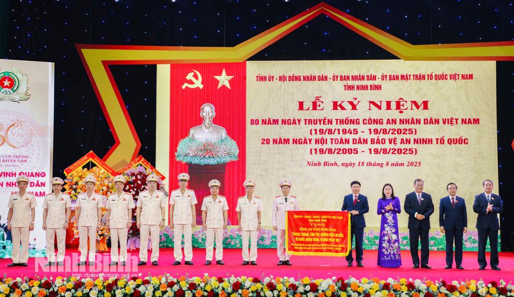 Under authorization of the State President, Secretary of provincial party committee presented the first-class Feat of Arms Order to Colonel Nguyen Huu Manh, Director of the Provincial Department of Public Security.