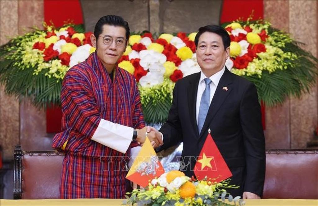 State President Luong Cuong (R) shakes hands with Bhutanese King Jigme Khesar Namgyel Wangchuck (Photo: VNA)