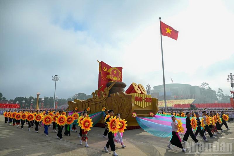 A float bearing the National Emblem of the Socialist Republic of Viet Nam leads the military parade and mass procession. (Photo: NDO)