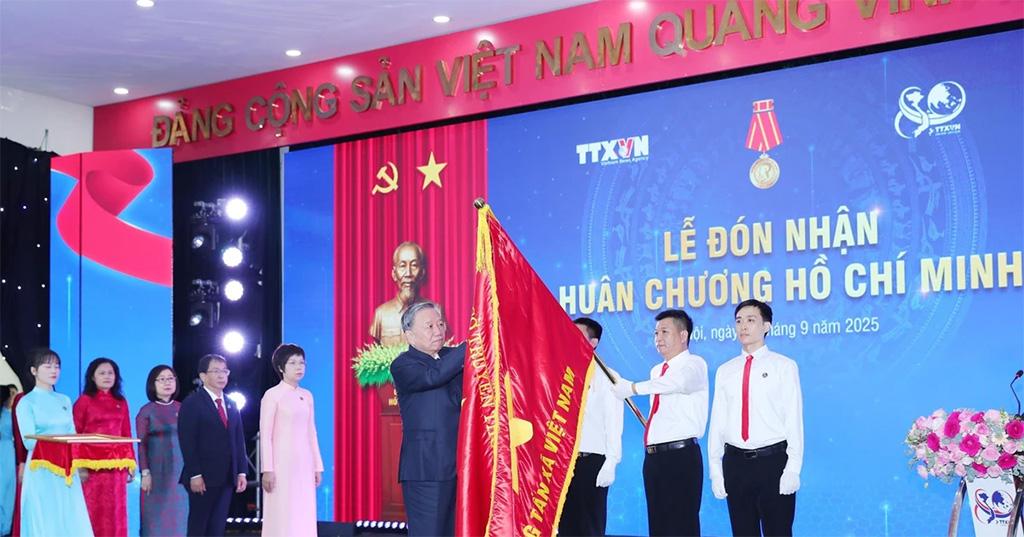 Party General Secretary To Lam pins the Ho Chi Minh Order onto the Viet Nam News Agency’s flag at the ceremony on September 14. (Photo: VNA)