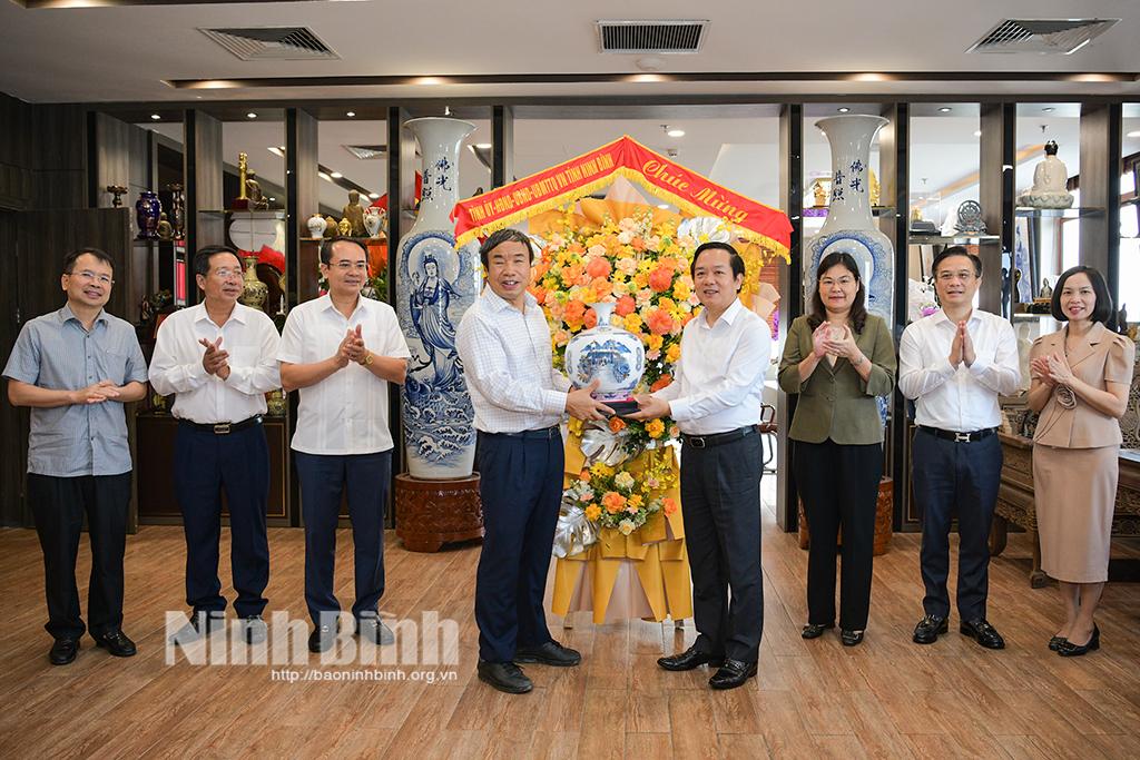 Chairman of Provincial people’s committee Pham Quang Ngoc congratulates the Xuan Truong Construction Company in Hoa Lu.