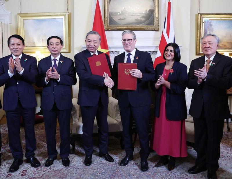 General Secretary To Lam and UK Prime Minister Keir Starmer exchange a Joint Declaration on upgrading Viet Nam UK relations to a comprehensive strategic partnership. (Photo: VNA)