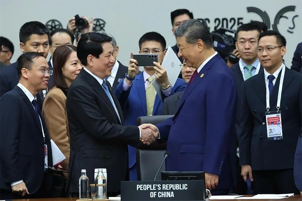 State President Luong Cuong (front line, left) meets with General Secretary of the Communist Party of China (CPC) and President of China Xi Jinping in the Republic of Korea (RoK) on October 31 on the sidelines of the 32nd Asia-Pacific Economic Cooperation (APEC) Economic Leaders’ Meeting (Photo: VNA)