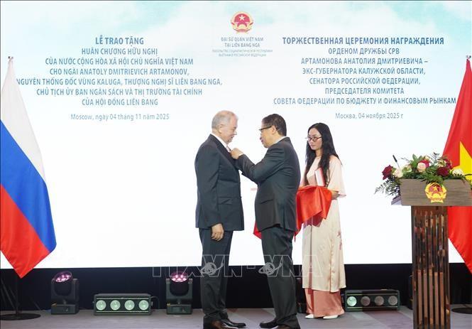 Vietnamese Ambassador to Russia Dang Minh Khoi presents the Friendship Order to Anatoli Dmitrievich Artamonov (left), Chair of the Federation Council Committee on the Budget and Financial Markets and former Governor of Kaluga Oblast, on November 4. (Photo: VNA)