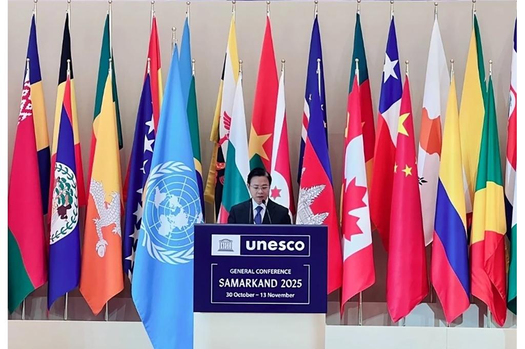 Deputy Foreign Minister Ngo Le Van presents policy remarks at the 43rd Session of the UNESCO General Conference.