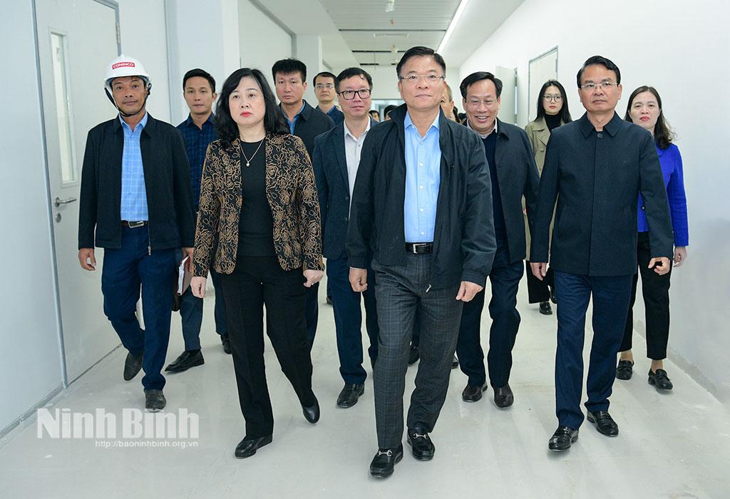 Deputy PM Le Thanh Long inspects progress of second establishments of Viet Duc Hospital.