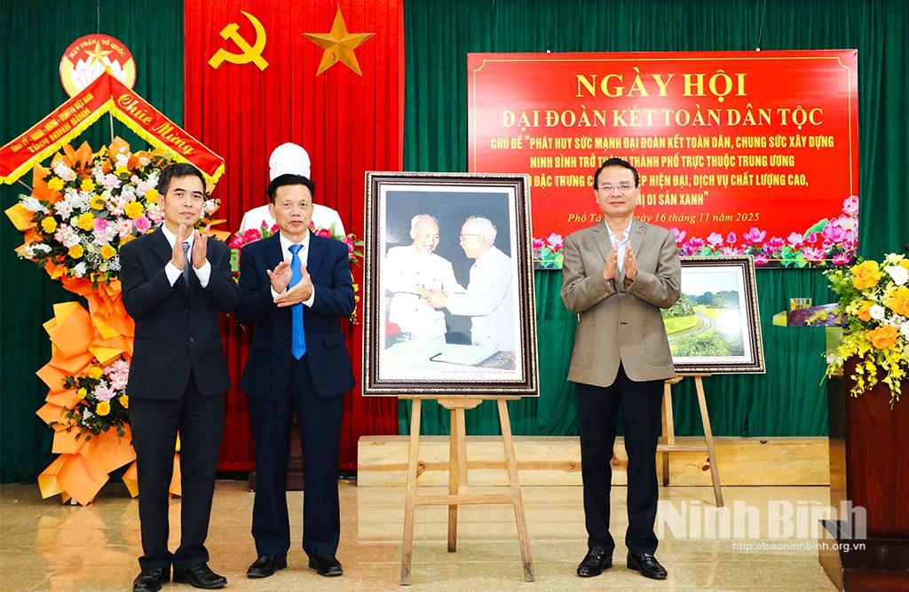 Secretary of the Ninh Binh provincial Party Committee Dang Xuan Phong present picture of "Uncle Ho" to the Party, administration and people of Tan An ward.