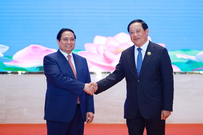 Lao Prime Minister Sonexay Siphandone (R) and Vietnamese Prime Minister Pham Minh Chinh at the 48th meeting of the Vietnam Laos Intergovernmental Committee on Bilateral Cooperation on December 3. (Photo: VNA)