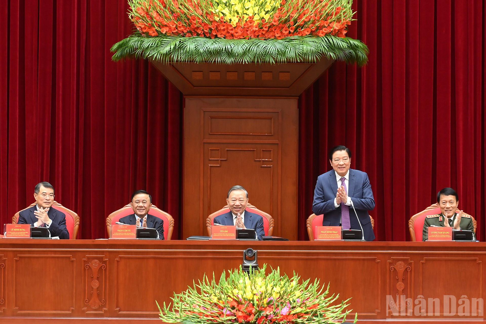 Party General Secretary To Lam (centre) chairs the conference on December 11. (Photo: VNA)