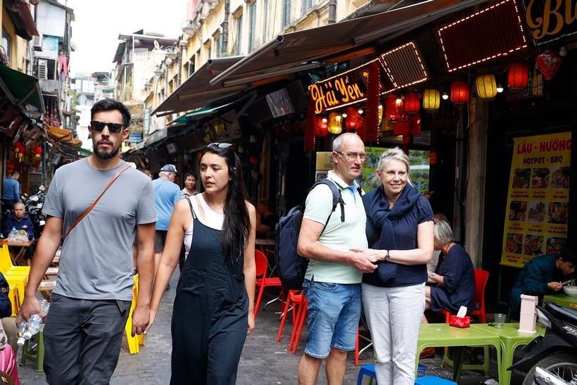 Foreign visitors tour Hanoi's Old Quarter. (Photo: VNA)