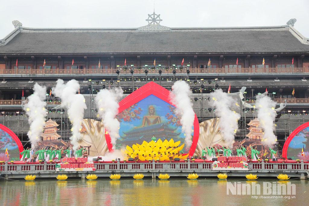 An art programme at the opening ceremony.