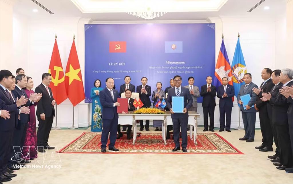 Politburo member and Permanent member of the Communist Party of Vietnam (CPV) Central Committee’s Secretariat Tran Cam Tu and Vice President of the Cambodian People’s Party (CPP) and Chairman of Standing Board of the CPP Central Committee Say Chhum witness the exchange of cooperation documents in Phnom Penh on April 10. (Photo: VNA)