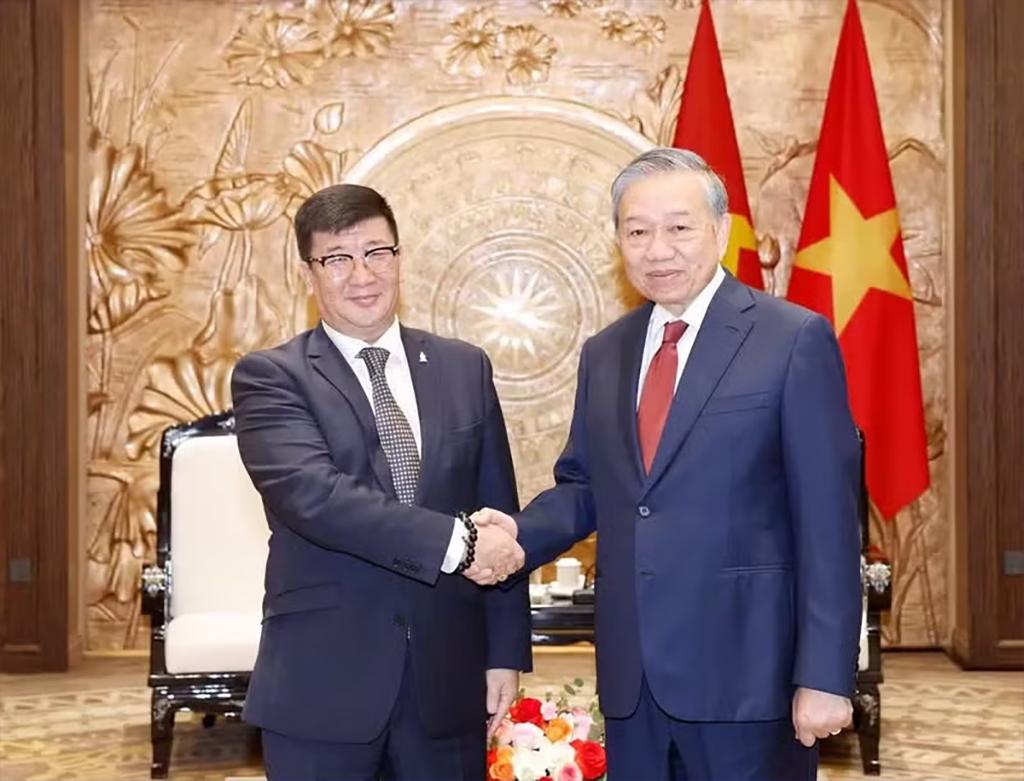 Party General Secretary and State President To Lam (R) and outgoing Mongolian Ambassador to Viet Nam Jigjee Sereejav at their meeting in Ha Noi on April 28, 2026. (Photo: VNA)