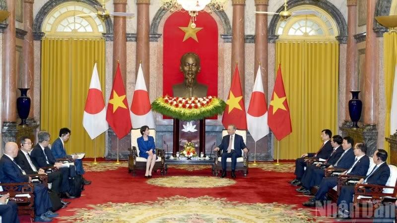 Party General Secretary and State President To Lam (R) and Japanese Prime Minister and Liberal Democratic Party President Takaichi Sanae (Photo: VNA)