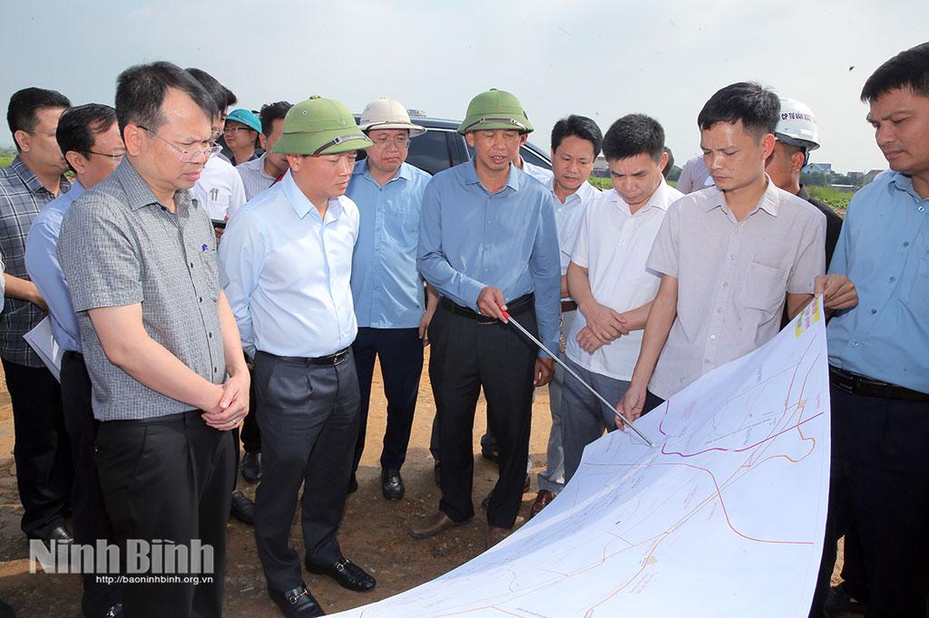 The working delegation pays field trip to construction site at Sau mountain in Yen Thang ward.