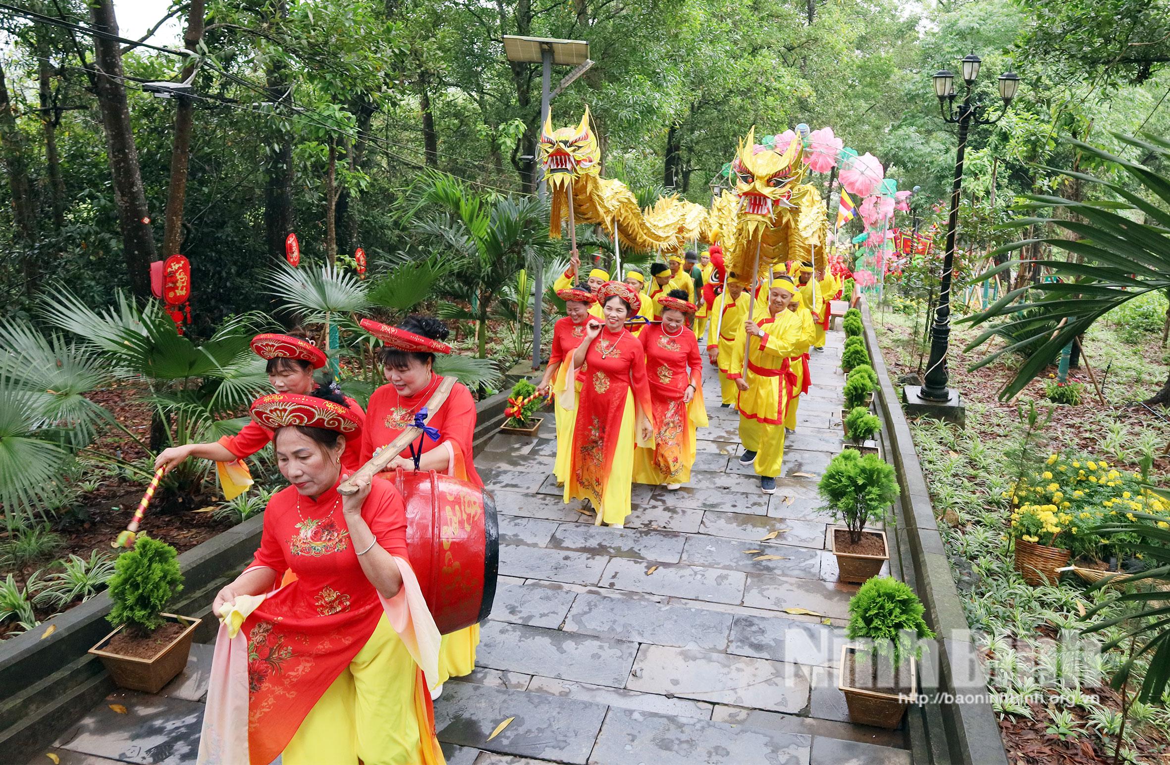 Ritual ceremony at the Long Doi Son festival.