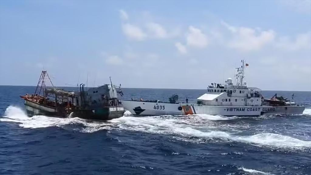 Vietnamese Coast Guard forces pursue fishing vessels violating fishing zones.