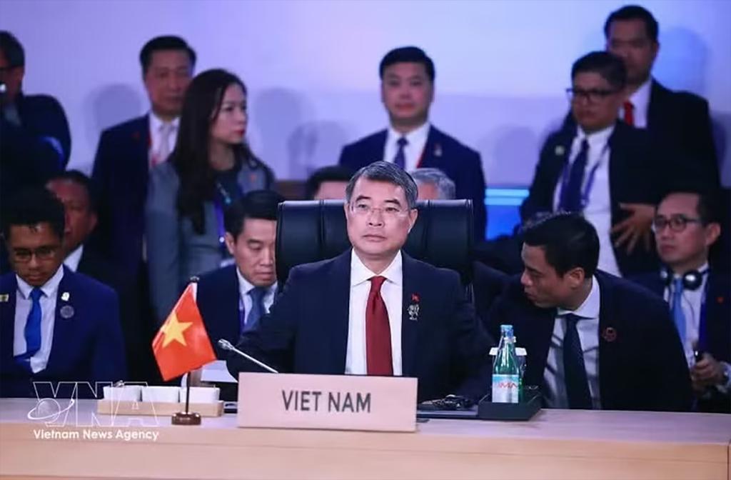 Prime Minister Le Minh Hung attends the plenary session of the 48th ASEAN Summit in Cebu, the Philippines. (Photo: VNA)