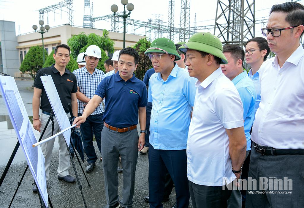 The delegation inspects construction of the BESS system located near the 220kV Phu Ly Substation in Kim Bang ward.
