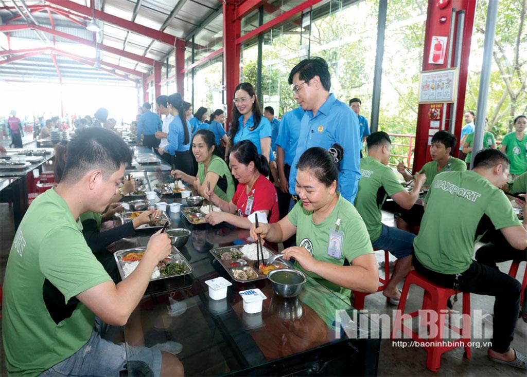 The “Trade Union Meal” programme held at Maxport Limited Vietnam Co., Ltd in Nam Dinh ward.