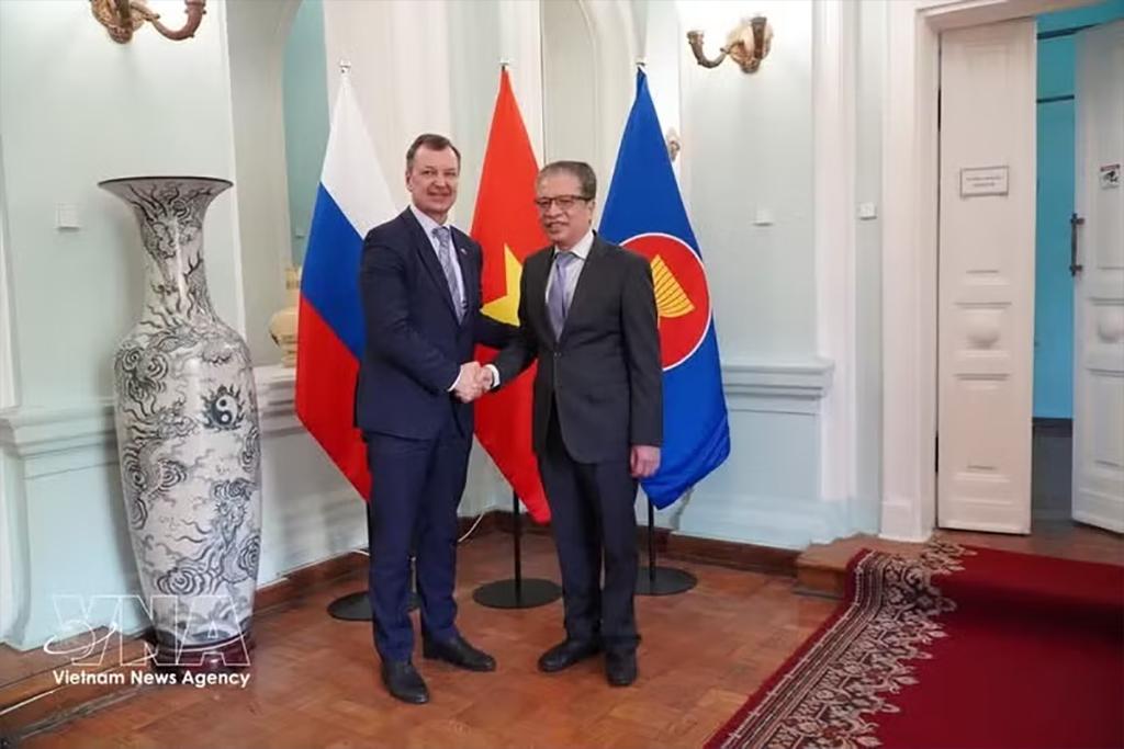 Vietnamese Ambassador to Russia Dang Minh Khoi (right) and First Deputy Chairman of the Federation Council of Russia Andrey Yatskin at their meeting in Moscow on May 14. (Photo: VNA)