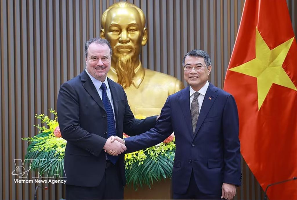 Prime Minister Le Minh Hung (R) and Ambassador Rick Switzer, Deputy US Trade Representative, in Hanoi on May 20, 2026. (Photo: VNA)
