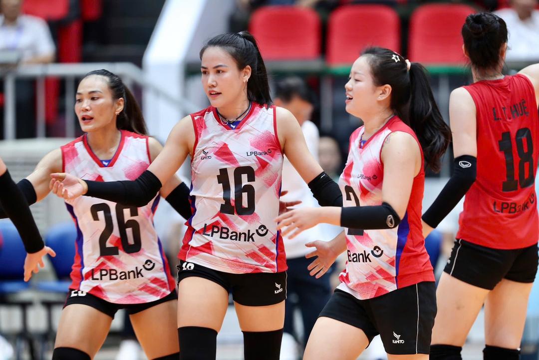 LPBank Ninh Binh players in the match.
