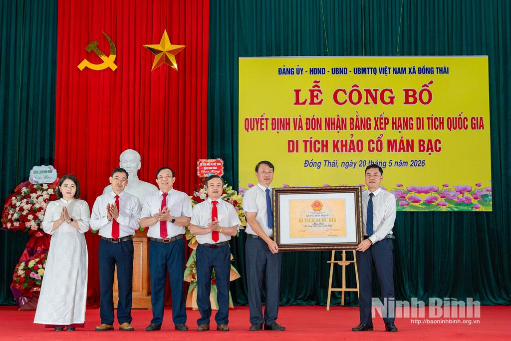 Representatives of the Ninh Binh Department of Culture and Sports announced the decision and presented the National Relic certificate to local authorities.